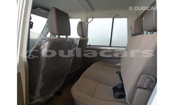 Acheter Import Voiture Toyota Land Cruiser Blanc à Import - Dubai, Central Acheter Import Voiture Toyota Land Cruiser Blanc à Import - Dubai, Central