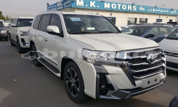 Buy Import Toyota Land Cruiser White Car in Import - Dubai in Central Buy Import Toyota Land Cruiser White Car in Import - Dubai in Central
