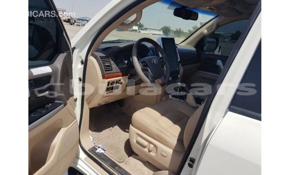 Buy Import Toyota Land Cruiser White Car in Import - Dubai in Central Buy Import Toyota Land Cruiser White Car in Import - Dubai in Central