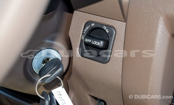 Acheter Import Voiture Toyota Land Cruiser Beige à Import - Dubai, Central Acheter Import Voiture Toyota Land Cruiser Beige à Import - Dubai, Central