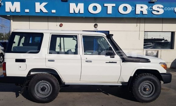 Buy Import Toyota Land Cruiser White Car in Import - Dubai in Central Buy Import Toyota Land Cruiser White Car in Import - Dubai in Central