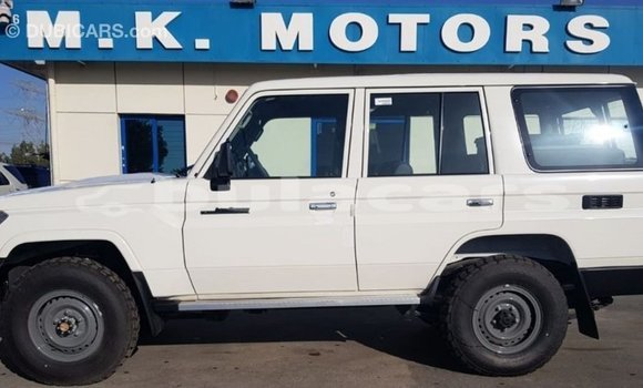 Buy Import Toyota Land Cruiser White Car in Import - Dubai in Central Buy Import Toyota Land Cruiser White Car in Import - Dubai in Central