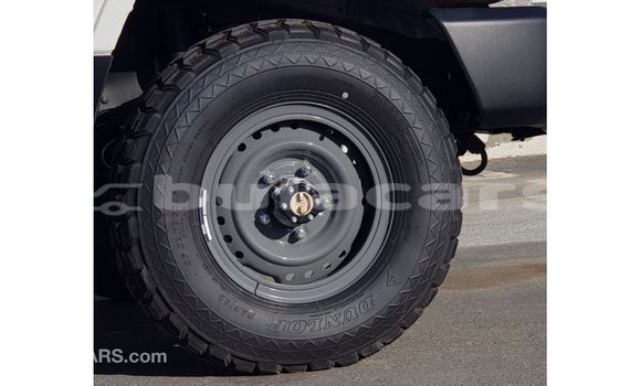 Buy Import Toyota Land Cruiser White Car in Import - Dubai in Central Buy Import Toyota Land Cruiser White Car in Import - Dubai in Central