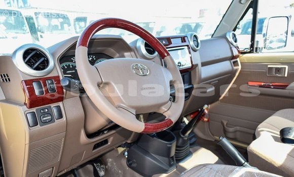 Acheter Import Voiture Toyota Land Cruiser Beige à Import - Dubai, Central Acheter Import Voiture Toyota Land Cruiser Beige à Import - Dubai, Central
