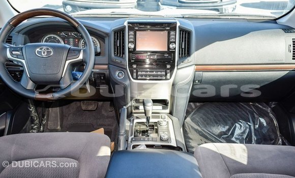 Acheter Import Voiture Toyota Land Cruiser Blanc à Import - Dubai, Central Acheter Import Voiture Toyota Land Cruiser Blanc à Import - Dubai, Central