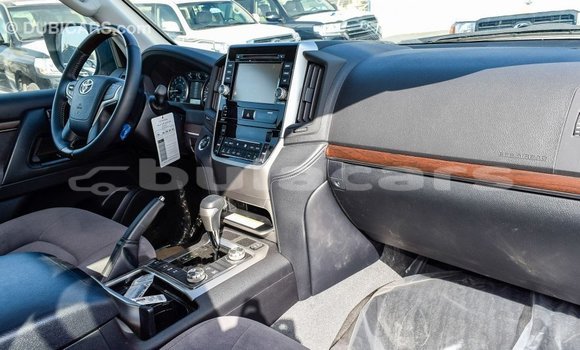 Acheter Import Voiture Toyota Land Cruiser Blanc à Import - Dubai, Central Acheter Import Voiture Toyota Land Cruiser Blanc à Import - Dubai, Central