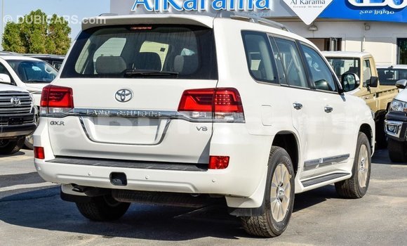 Acheter Import Voiture Toyota Land Cruiser Blanc à Import - Dubai, Central Acheter Import Voiture Toyota Land Cruiser Blanc à Import - Dubai, Central