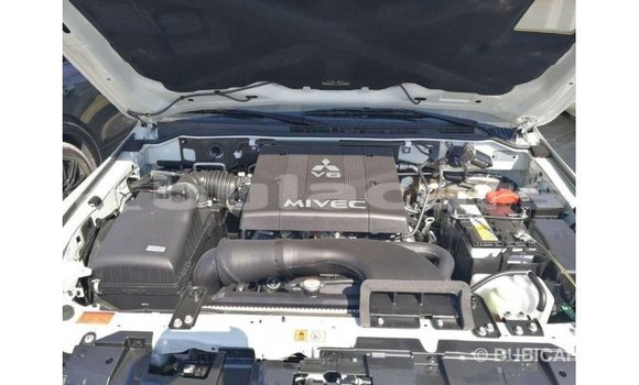 Acheter Import Voiture Mitsubishi Pajero Blanc à Import - Dubai, Central Acheter Import Voiture Mitsubishi Pajero Blanc à Import - Dubai, Central