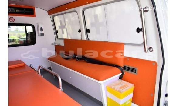 Acheter Import Voiture Toyota Land Cruiser Blanc à Import - Dubai, Central Acheter Import Voiture Toyota Land Cruiser Blanc à Import - Dubai, Central