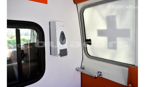 Acheter Import Voiture Toyota Land Cruiser Blanc à Import - Dubai, Central Acheter Import Voiture Toyota Land Cruiser Blanc à Import - Dubai, Central