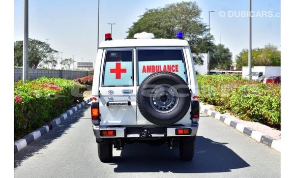 Acheter Import Voiture Toyota Land Cruiser Blanc à Import - Dubai, Central Acheter Import Voiture Toyota Land Cruiser Blanc à Import - Dubai, Central