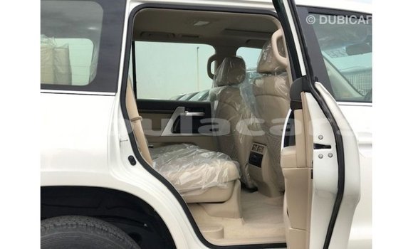Acheter Import Voiture Toyota Land Cruiser Blanc à Import - Dubai, Central Acheter Import Voiture Toyota Land Cruiser Blanc à Import - Dubai, Central