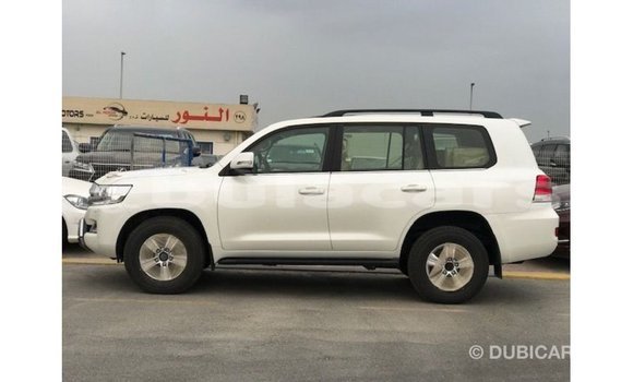 Acheter Import Voiture Toyota Land Cruiser Blanc à Import - Dubai, Central Acheter Import Voiture Toyota Land Cruiser Blanc à Import - Dubai, Central