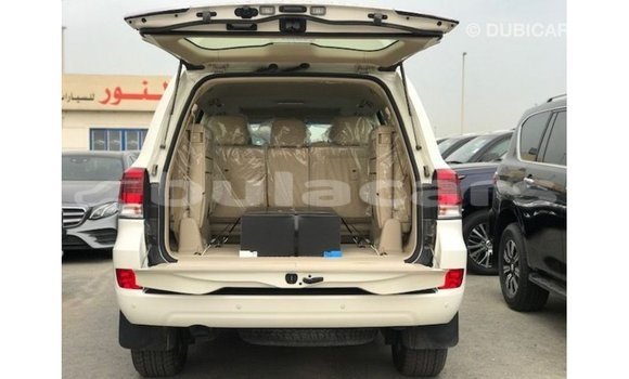 Acheter Import Voiture Toyota Land Cruiser Blanc à Import - Dubai, Central Acheter Import Voiture Toyota Land Cruiser Blanc à Import - Dubai, Central