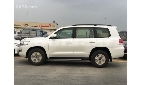 Buy Import Toyota Land Cruiser White Car in Import - Dubai in Central Buy Import Toyota Land Cruiser White Car in Import - Dubai in Central