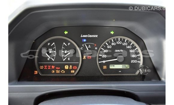 Acheter Import Voiture Toyota Land Cruiser Gris à Import - Dubai, Central Acheter Import Voiture Toyota Land Cruiser Gris à Import - Dubai, Central