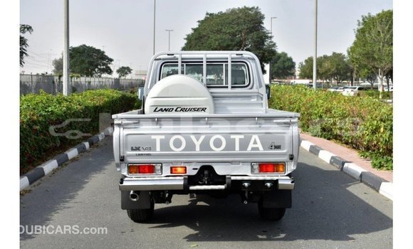 Acheter Import Voiture Toyota Land Cruiser Gris à Import - Dubai, Central Acheter Import Voiture Toyota Land Cruiser Gris à Import - Dubai, Central