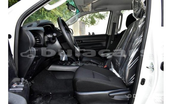 Acheter Import Voiture Toyota Hilux Blanc à Import - Dubai, Central Acheter Import Voiture Toyota Hilux Blanc à Import - Dubai, Central