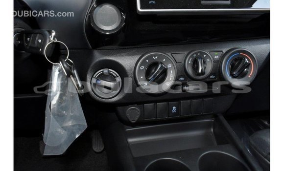 Acheter Import Voiture Toyota Hilux Blanc à Import - Dubai, Central Acheter Import Voiture Toyota Hilux Blanc à Import - Dubai, Central