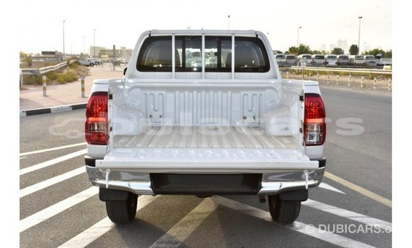 Acheter Import Voiture Toyota Hilux Blanc à Import - Dubai, Central Acheter Import Voiture Toyota Hilux Blanc à Import - Dubai, Central