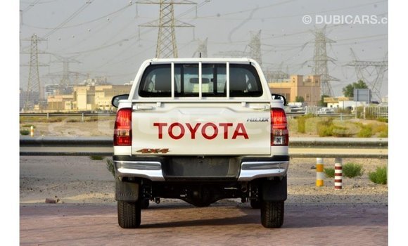 Acheter Import Voiture Toyota Hilux Blanc à Import - Dubai, Central Acheter Import Voiture Toyota Hilux Blanc à Import - Dubai, Central