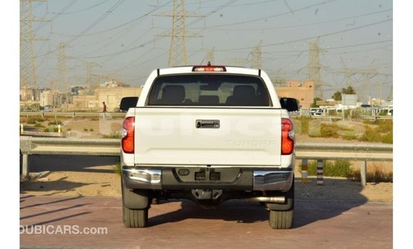Acheter Import Voiture Toyota Tundra Blanc à Import - Dubai, Central Acheter Import Voiture Toyota Tundra Blanc à Import - Dubai, Central