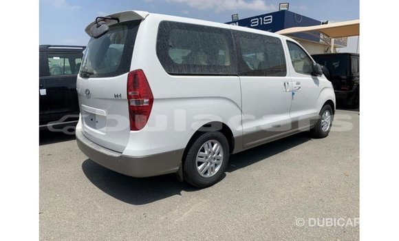 Acheter Import Voiture Hyundai Accent Blanc à Import - Dubai, Central Acheter Import Voiture Hyundai Accent Blanc à Import - Dubai, Central
