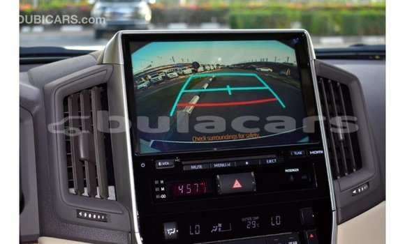 Acheter Import Voiture Toyota Land Cruiser Blanc à Import - Dubai, Central Acheter Import Voiture Toyota Land Cruiser Blanc à Import - Dubai, Central