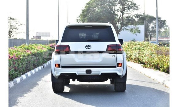 Acheter Import Voiture Toyota Land Cruiser Blanc à Import - Dubai, Central Acheter Import Voiture Toyota Land Cruiser Blanc à Import - Dubai, Central
