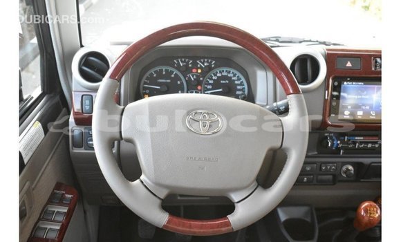 Acheter Import Voiture Toyota Land Cruiser Gris à Import - Dubai, Central Acheter Import Voiture Toyota Land Cruiser Gris à Import - Dubai, Central