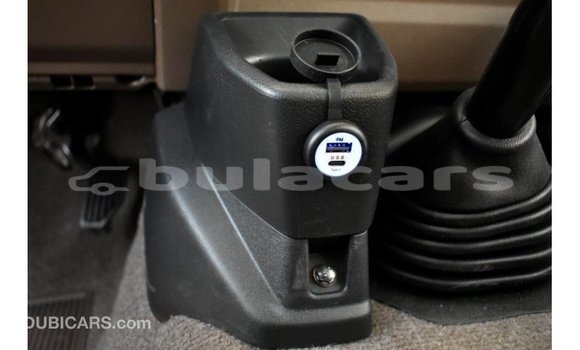 Acheter Import Voiture Toyota Land Cruiser Gris à Import - Dubai, Central Acheter Import Voiture Toyota Land Cruiser Gris à Import - Dubai, Central