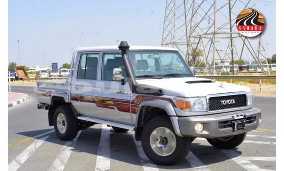 Acheter Import Voiture Toyota Land Cruiser Gris à Import - Dubai, Central Acheter Import Voiture Toyota Land Cruiser Gris à Import - Dubai, Central