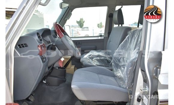 Acheter Import Voiture Toyota Land Cruiser Gris à Import - Dubai, Central Acheter Import Voiture Toyota Land Cruiser Gris à Import - Dubai, Central