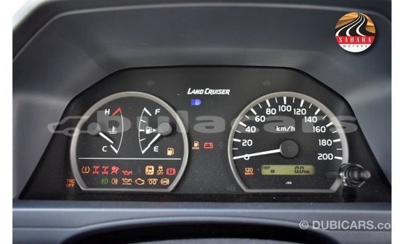 Acheter Import Voiture Toyota Land Cruiser Gris à Import - Dubai, Central Acheter Import Voiture Toyota Land Cruiser Gris à Import - Dubai, Central