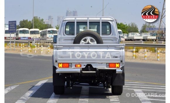 Acheter Import Voiture Toyota Land Cruiser Gris à Import - Dubai, Central Acheter Import Voiture Toyota Land Cruiser Gris à Import - Dubai, Central