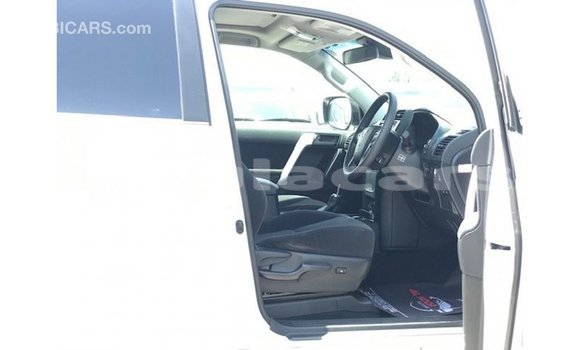 Acheter Import Voiture Toyota Prado Blanc à Import - Dubai, Central Acheter Import Voiture Toyota Prado Blanc à Import - Dubai, Central