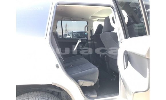 Acheter Import Voiture Toyota Prado Blanc à Import - Dubai, Central Acheter Import Voiture Toyota Prado Blanc à Import - Dubai, Central