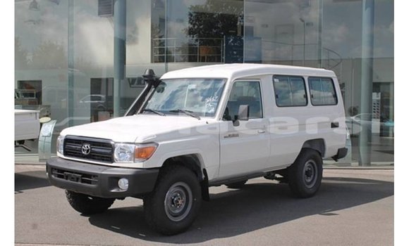 Buy Import Toyota Land Cruiser White Car in Import - Dubai in Central Buy Import Toyota Land Cruiser White Car in Import - Dubai in Central
