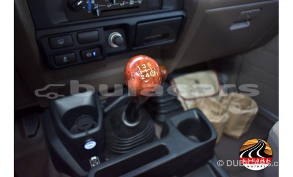 Acheter Import Voiture Toyota Land Cruiser Gris à Import - Dubai, Central Acheter Import Voiture Toyota Land Cruiser Gris à Import - Dubai, Central