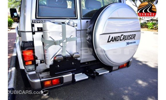 Acheter Import Voiture Toyota Land Cruiser Gris à Import - Dubai, Central Acheter Import Voiture Toyota Land Cruiser Gris à Import - Dubai, Central
