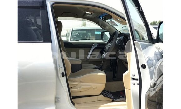 Acheter Import Voiture Toyota Prado Blanc à Import - Dubai, Central Acheter Import Voiture Toyota Prado Blanc à Import - Dubai, Central