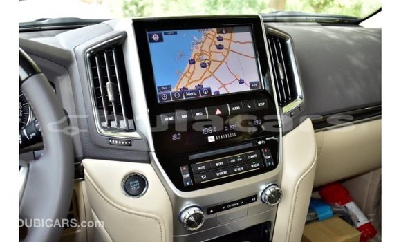 Acheter Import Voiture Toyota Land Cruiser Blanc à Import - Dubai, Central Acheter Import Voiture Toyota Land Cruiser Blanc à Import - Dubai, Central