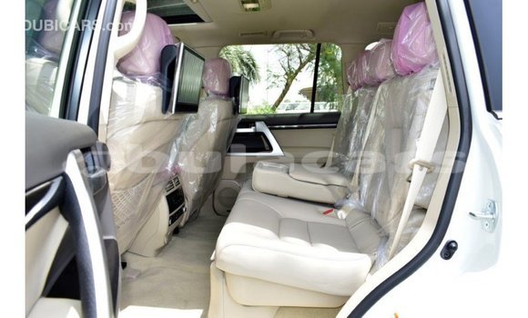 Acheter Import Voiture Toyota Land Cruiser Blanc à Import - Dubai, Central Acheter Import Voiture Toyota Land Cruiser Blanc à Import - Dubai, Central