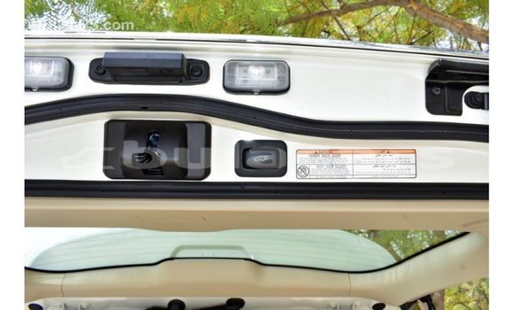 Acheter Import Voiture Toyota Land Cruiser Blanc à Import - Dubai, Central Acheter Import Voiture Toyota Land Cruiser Blanc à Import - Dubai, Central