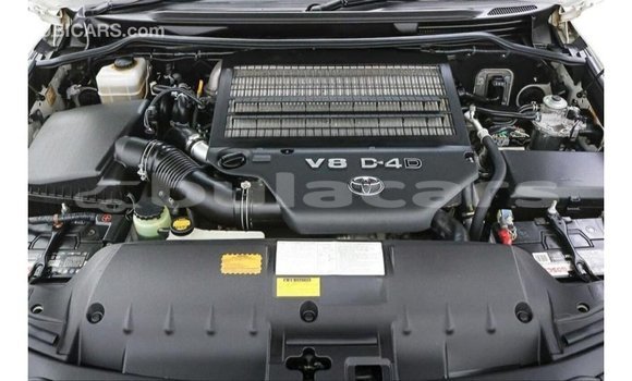 Buy Import Toyota Land Cruiser White Car in Import - Dubai in Central Buy Import Toyota Land Cruiser White Car in Import - Dubai in Central