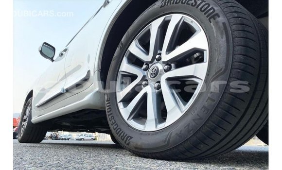 Acheter Import Voiture Toyota Land Cruiser Blanc à Import - Dubai, Central Acheter Import Voiture Toyota Land Cruiser Blanc à Import - Dubai, Central