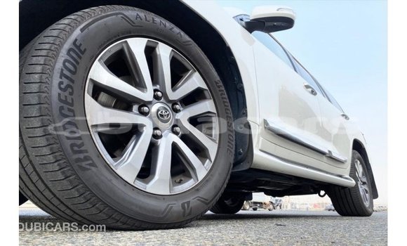 Acheter Import Voiture Toyota Land Cruiser Blanc à Import - Dubai, Central Acheter Import Voiture Toyota Land Cruiser Blanc à Import - Dubai, Central