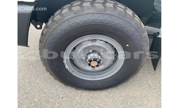 Acheter Import Voiture Toyota Land Cruiser Blanc à Import - Dubai, Central Acheter Import Voiture Toyota Land Cruiser Blanc à Import - Dubai, Central