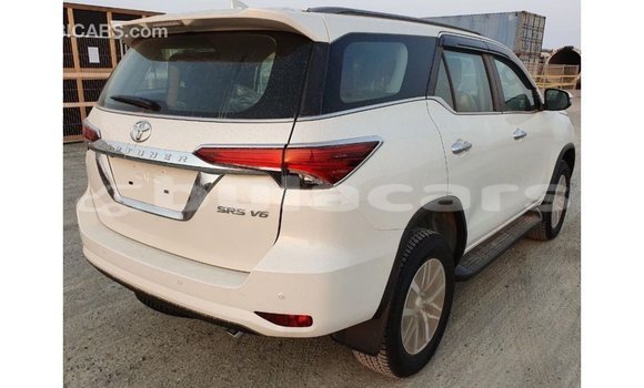 Acheter Import Voiture Toyota Fortuner Blanc à Import - Dubai, Central Acheter Import Voiture Toyota Fortuner Blanc à Import - Dubai, Central