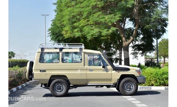 Acheter Import Voiture Toyota Land Cruiser Beige à Import - Dubai, Central Acheter Import Voiture Toyota Land Cruiser Beige à Import - Dubai, Central